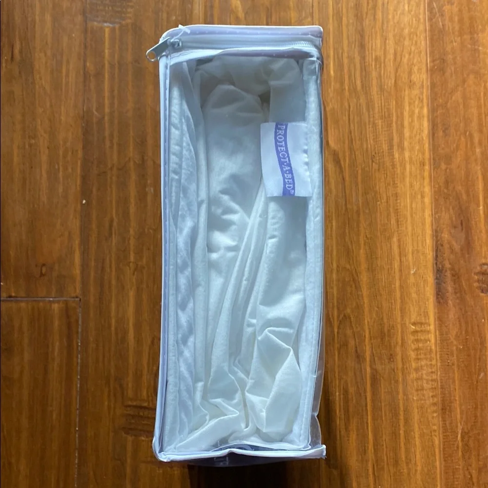 NIB “KING” Ultra Luxury Mattress Protector - White by LUX MATTRESS FIRM